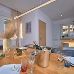 M Entire Floor In A Spacious House With Pool 아파트