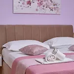 M Entire Floor In A Spacious House With Pool 아파트 *