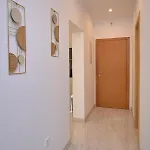 M Entire Floor In A Spacious House With Pool 아파트