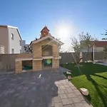 아파트 M Entire Floor In A Spacious House With Pool