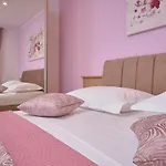M Entire Floor In A Spacious House With Pool 아파트 포드스트라나