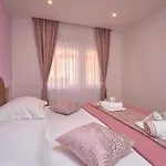 M Entire Floor In A Spacious House With Pool 포드스트라나
