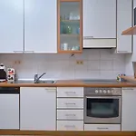 M Entire Floor In A Spacious House With Pool * 포드스트라나