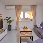 M Entire Floor In A Spacious House With Pool 아파트 포드스트라나