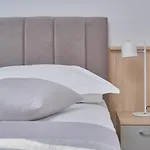 M Entire Floor In A Spacious House With Pool 포드스트라나