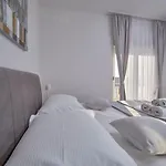 아파트 M Entire Floor In A Spacious House With Pool *