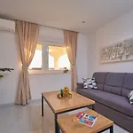 M Entire Floor In A Spacious House With Pool 아파트 *