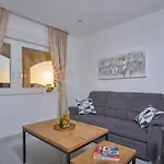M Entire Floor In A Spacious House With Pool * 포드스트라나