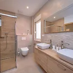 M Entire Floor In A Spacious House With Pool 포드스트라나