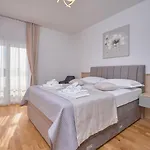 아파트 M Entire Floor In A Spacious House With Pool 포드스트라나