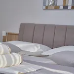 M Entire Floor In A Spacious House With Pool 아파트 *