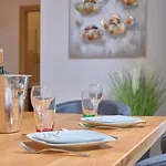 M Entire Floor In A Spacious House With Pool 아파트 포드스트라나