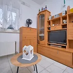 아파트 M Entire Floor In A Spacious House With Pool