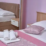아파트 M Entire Floor In A Spacious House With Pool *