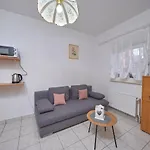 M Entire Floor In A Spacious House With Pool 아파트