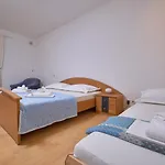 M Entire Floor In A Spacious House With Pool 아파트 *