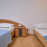 M Entire Floor In A Spacious House With Pool 포드스트라나
