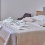 M Entire Floor In A Spacious House With Pool 아파트 *