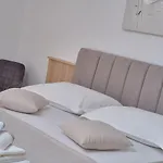 M Entire Floor In A Spacious House With Pool 포드스트라나