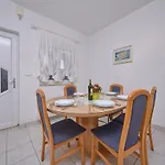 M Entire Floor In A Spacious House With Pool 아파트 *
