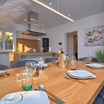 M Entire Floor In A Spacious House With Pool 아파트