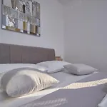 M Entire Floor In A Spacious House With Pool 아파트 *