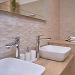 M Entire Floor In A Spacious House With Pool 포드스트라나