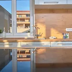 M Entire Floor In A Spacious House With Pool 아파트 *