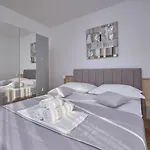 M Entire Floor In A Spacious House With Pool 포드스트라나