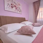 M Entire Floor In A Spacious House With Pool 아파트 *