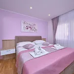 M Entire Floor In A Spacious House With Pool