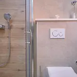 M Entire Floor In A Spacious House With Pool 아파트