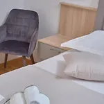 M Entire Floor In A Spacious House With Pool 아파트 *