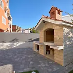 M Entire Floor In A Spacious House With Pool *