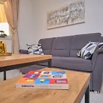 M Entire Floor In A Spacious House With Pool