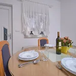 M Entire Floor In A Spacious House With Pool 포드스트라나