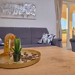 M Entire Floor In A Spacious House With Pool 포드스트라나