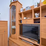 M Entire Floor In A Spacious House With Pool 아파트 *
