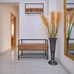 M Entire Floor In A Spacious House With Pool 아파트