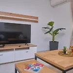 아파트 M Entire Floor In A Spacious House With Pool 포드스트라나