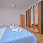 M Entire Floor In A Spacious House With Pool * 포드스트라나