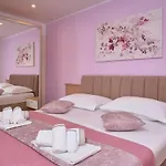 M Entire Floor In A Spacious House With Pool 아파트 *