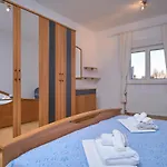 M Entire Floor In A Spacious House With Pool 포드스트라나