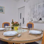 M Entire Floor In A Spacious House With Pool 포드스트라나