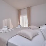 M Entire Floor In A Spacious House With Pool 아파트 *