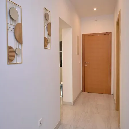 M Entire Floor In A Spacious House With Pool Apartment