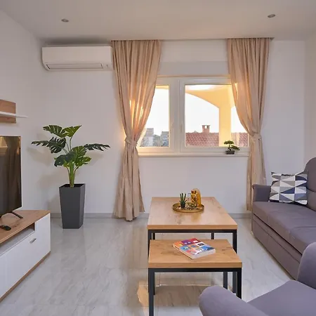 M Entire Floor In A Spacious House With Pool Apartment Podstrana