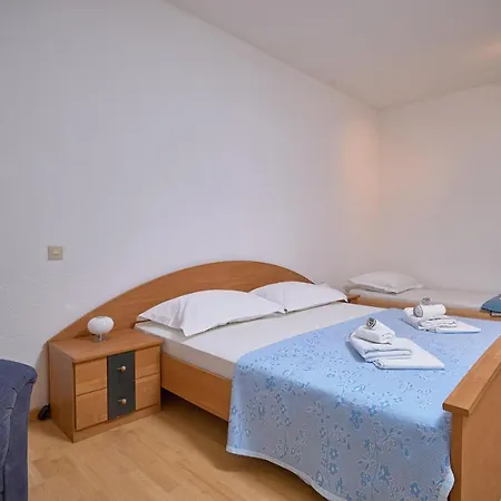Apartment M Entire Floor In A Spacious House With Pool Podstrana