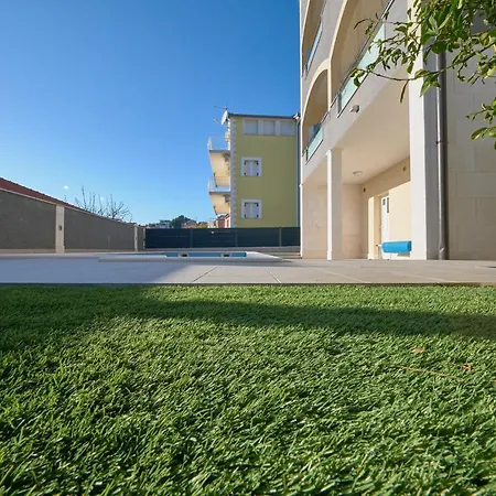 M Entire Floor In A Spacious House With Pool 아파트 포드스트라나