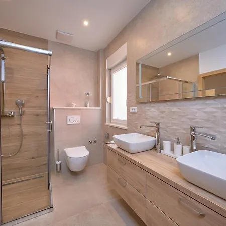 M Entire Floor In A Spacious House With Pool Podstrana